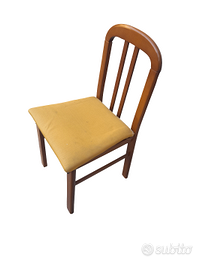 Sedia in legno con una comoda seduta imbottita.  -