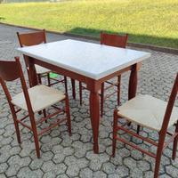 Tavolo da cucina allungabile Scavolini con sedie .