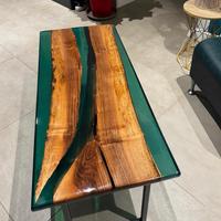 Tavolo in legno e resina