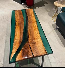 Tavolo in legno e resina