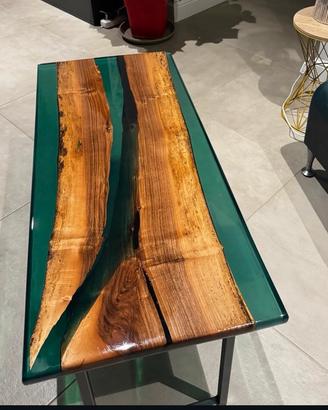 Tavolo in legno e resina
