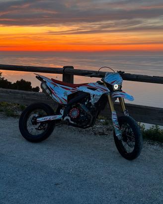 Moto Motard Vent Derapage 125 4t