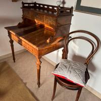 Antico scrittoio e sedia tone’