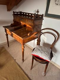 Antico scrittoio e sedia tone’