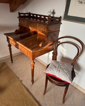 Antico scrittoio e sedia tone’