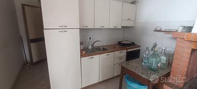 Cucina con elettrodomestici