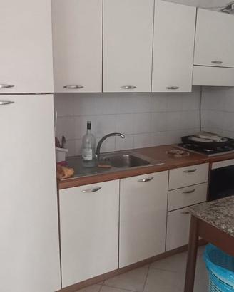 Cucina con elettrodomestici