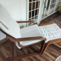 Poltrona Poang Ikea con poggiapiedi