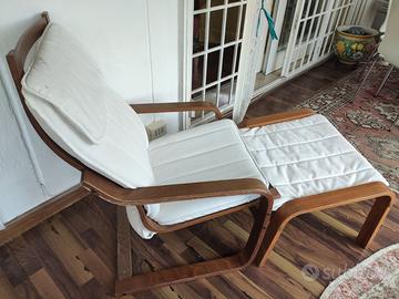 Poltrona Poang Ikea con poggiapiedi