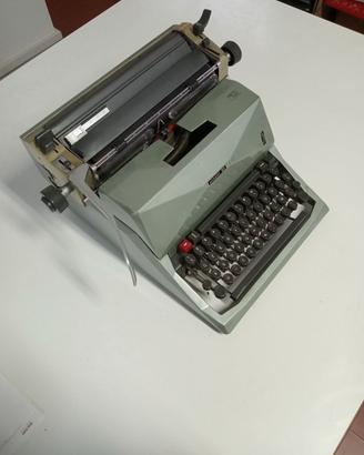 OLIVETTI 82 macchina da scrivere vintage
