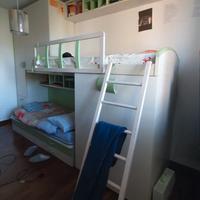 Camera con letto a castello completa di armadi