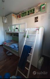 Camera con letto a castello completa di armadi