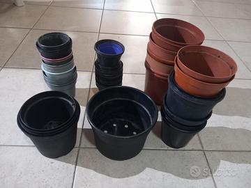 72 vasi in plastica colori e dimensioni varie