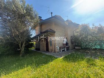 Villetta di testa con ampio giardino e taverna- li