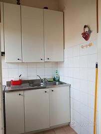 Cucina completa e Dispensa capiente Bianco e legno