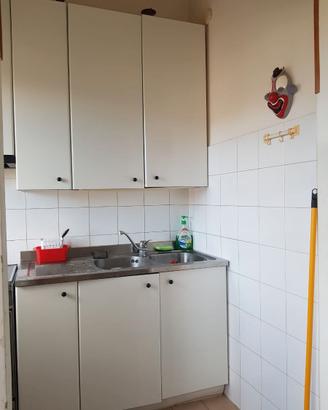 Cucina completa e Dispensa capiente Bianco e legno