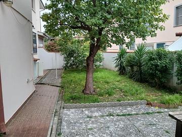 Pontasserchio: appart con giardino e garage