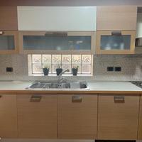 Cucina con elettrodomestici