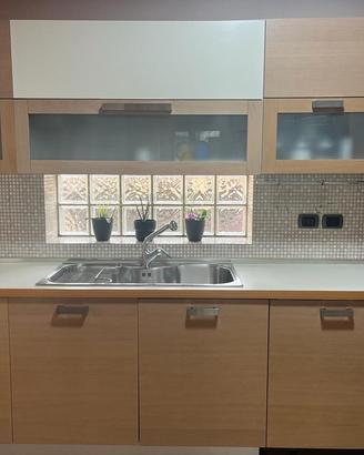 Cucina con elettrodomestici