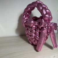 Borsa rosa metallizzata intrecciata fatta a mano