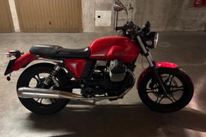 Moto Guzzi V7 Stone 750 – 2012 – 39.300 km – rossa