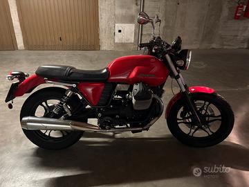 Moto Guzzi V7 Stone 750 – 2012 – 39.300 km – rossa