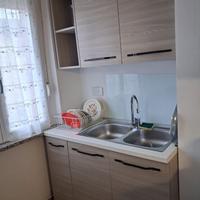 Cucina componibile con tavolo