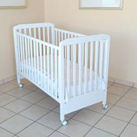 Lettino in legno. Nuovo