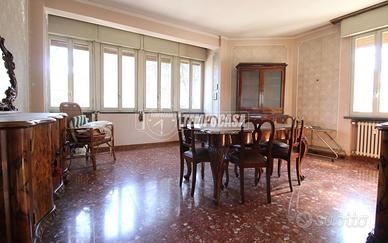 Appartamento di ampie metrature con garage in zona