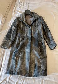 cappotto in pelliccia di persiano grigio.
