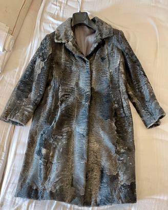 cappotto in pelliccia di persiano grigio.