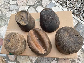 Antiche forme di cappelli in legno