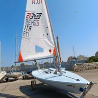 Barca a vela laser