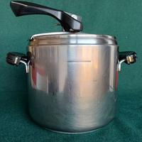 2 PENTOLE a PRESSIONE  LAGOSTINA