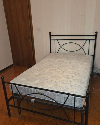 Letto in ferro battuto, piazza e mezzo