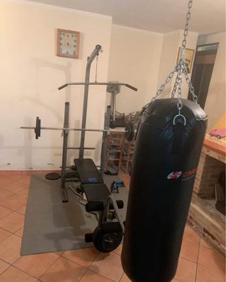 home gym con sacco da boxe