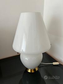 Lampada da tavolo.