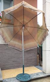 OMBRELLONE CON BASE IN FERRO
