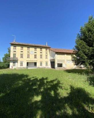 Rustico / Casale di 650 m² con più di 5 locali a C
