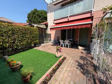 Bilocale con taverna e due giardini + box