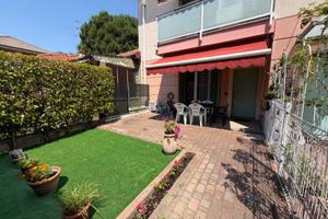 Bilocale con taverna e due giardini + box