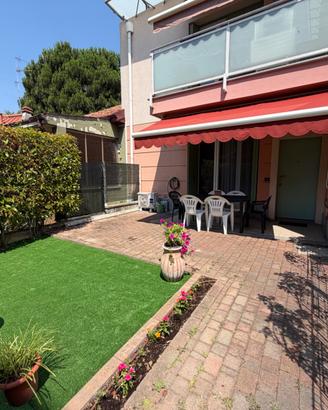 Bilocale con taverna e due giardini + box