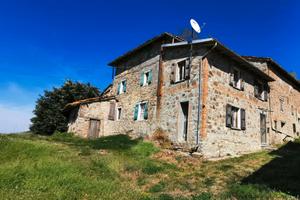 Rustico a Savigno con 10ha di terreno