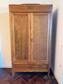 Armadio vintage in legno