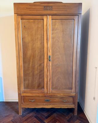 Armadio vintage in legno
