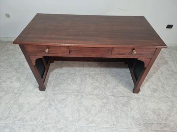 Scrivania restaurata in legno castagno