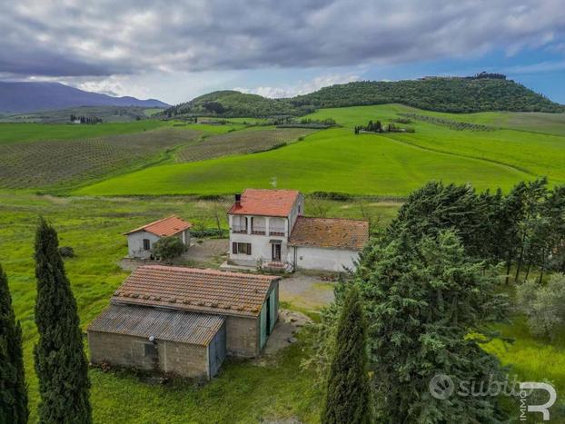 Proprietà indipendente in posizione collinare domi