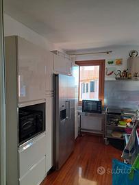 Stanza singola arredata