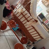 Culla/cesta in vimini con ruote