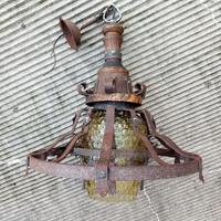 Lampadari antichi in ferro battuto e legno